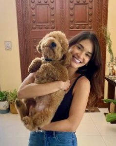 Pia-Alonzo-Wurtzbach-con-su-perro-mascota-238x300