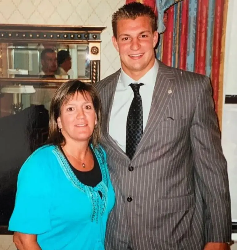 Rob Gronkowski con su mamá Diane Gronkowski 768x808