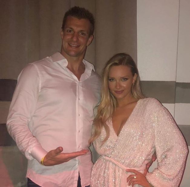 Rob Gronkowski con su novia Camille Kostek