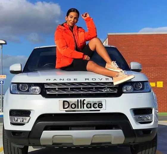 Safiyya-Vorajee-con-su-coche-Range-Rover