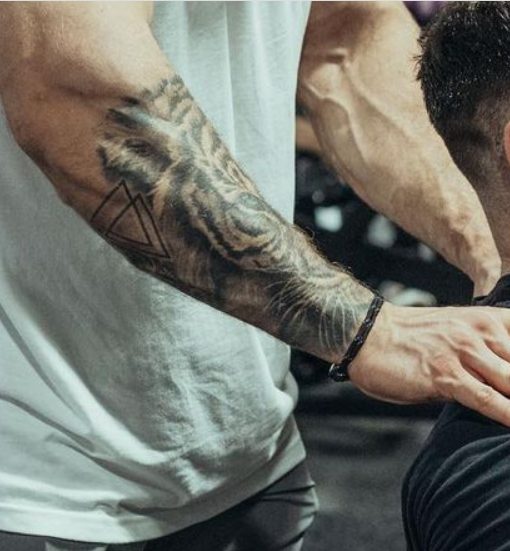 Tatuaje de tigre en la mano derecha de Chris Bumstead