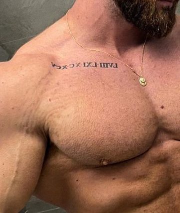 Tatuaje en el pecho izquierdo de Chris Bumstead