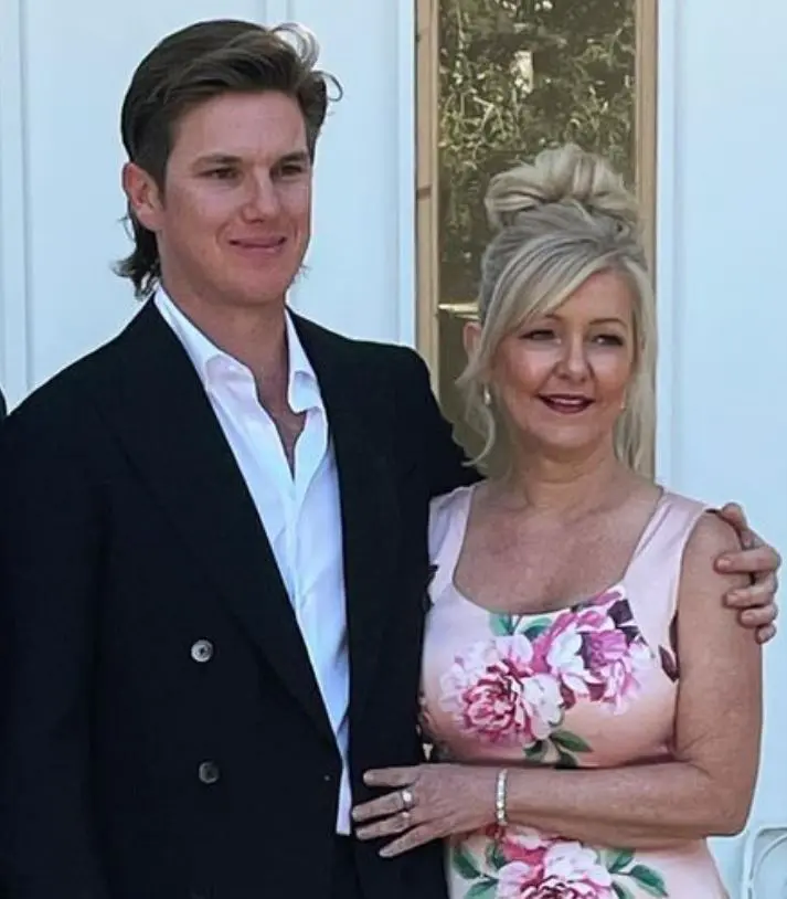 Adam Zampa con su madre Alison Zampa