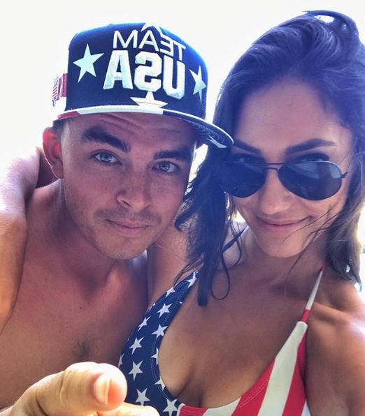 Allison Stokke con su marido Rickie Fowler en la foto