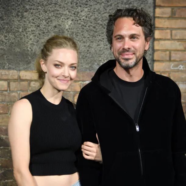 Amanda Seyfried con su marido Thomas Sadoskii