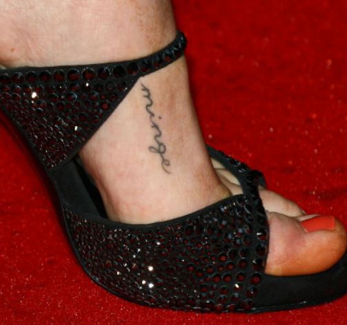 Amanda Seyfried tiene un tatuaje en los pies