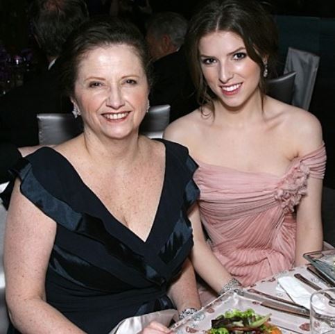 Anna Kendrick con su madre Janice Kendrick