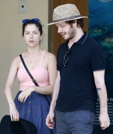 Anna Kendrick con su novio Ben Richardson