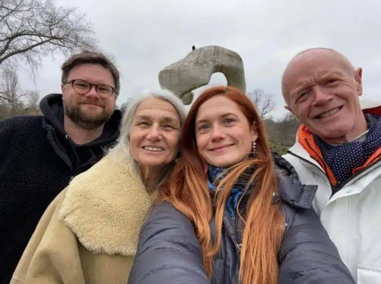 Bonnie Wright con su familia 768x573