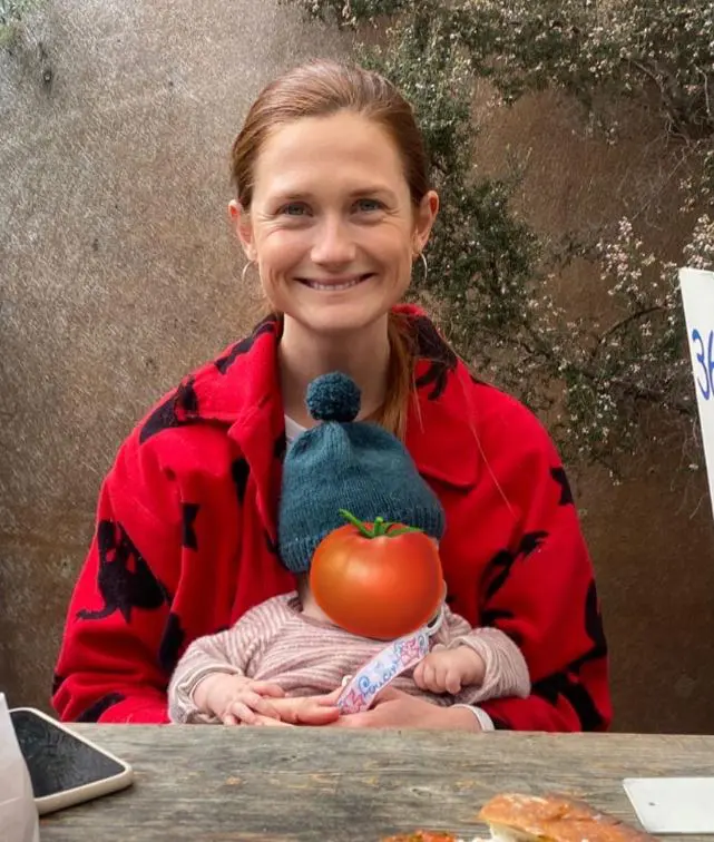 Bonnie Wright con su hijo Elio Ocean Wright Lococo