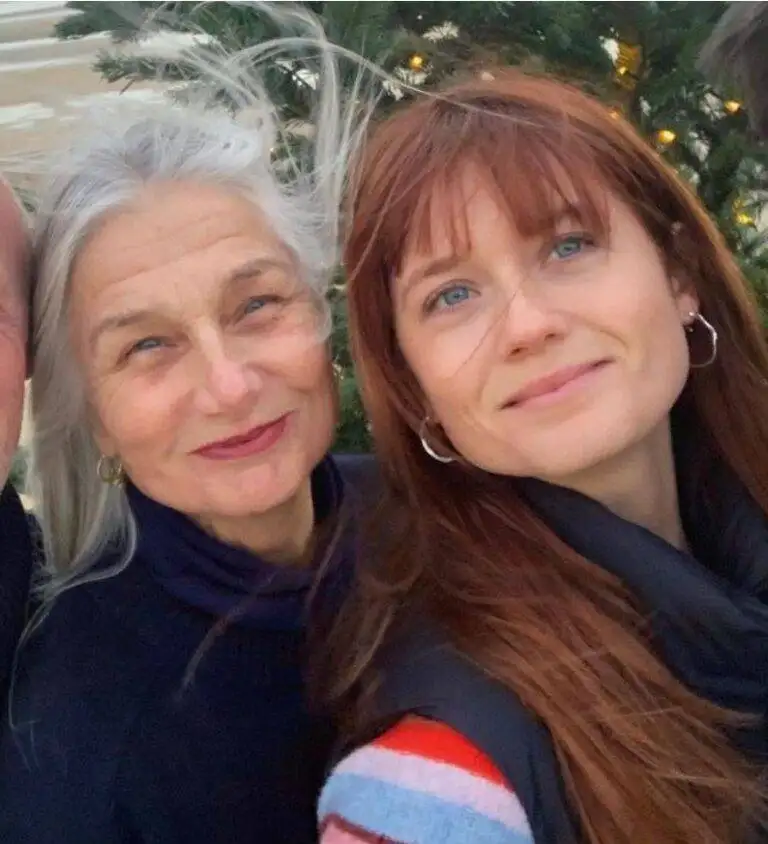 Bonnie Wright con su madre Sheila Teague 768x844