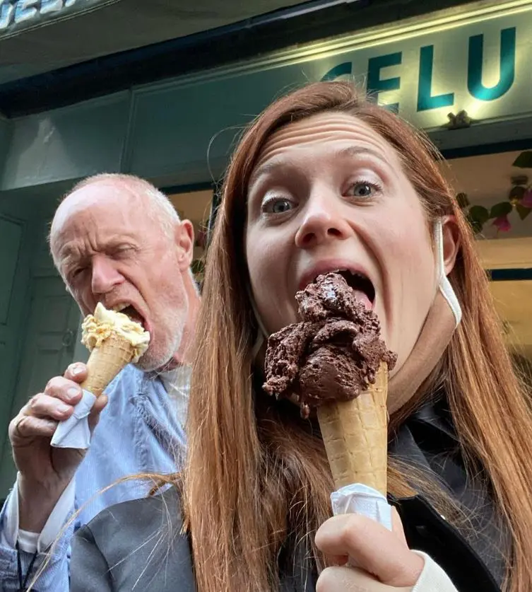 Bonnie Wright con su padre Gary Wright disfrutando de un helado