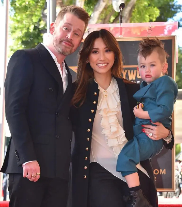 Brenda Song con su hijo Dakota Song Culkin y su pareja Macaulay Culkin | Fuente de la imagen: USA Today