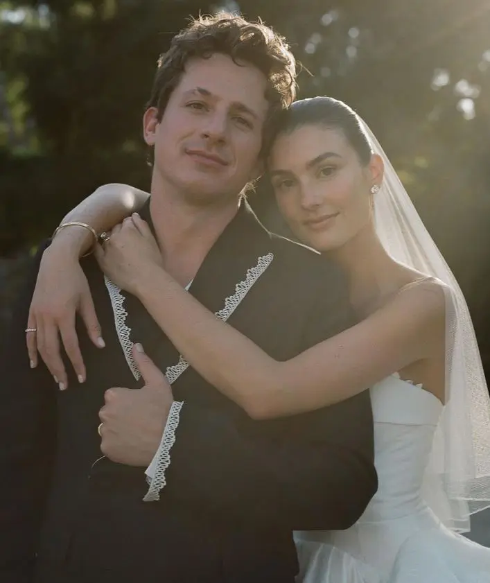 Charlie Puth con su esposa Brooke Sansone