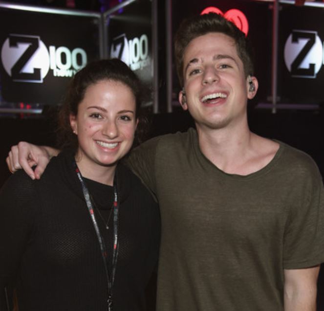 Charlie Puth con su hermana Mikaela Puth