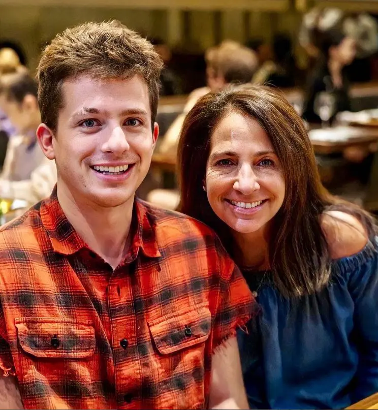 Charlie Puth con su madre Debra Puth