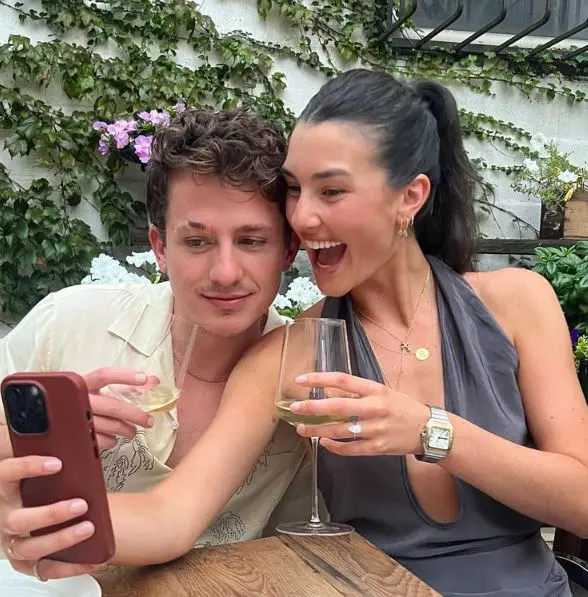 Charlie Puth con su novia Brooke Sansone