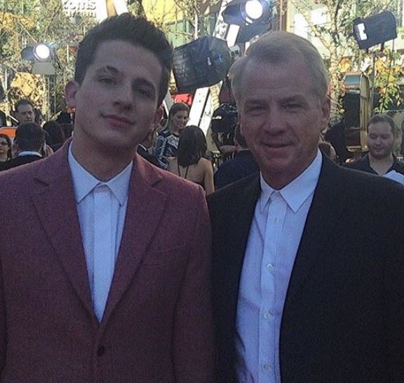 Charlie Puth con su padre Charles Puth