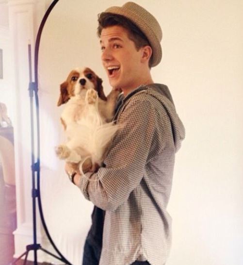 Charlie Puth con su perro mascota