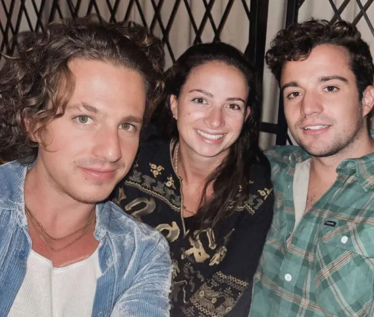 Charlie Puth con sus hermanos 768x651