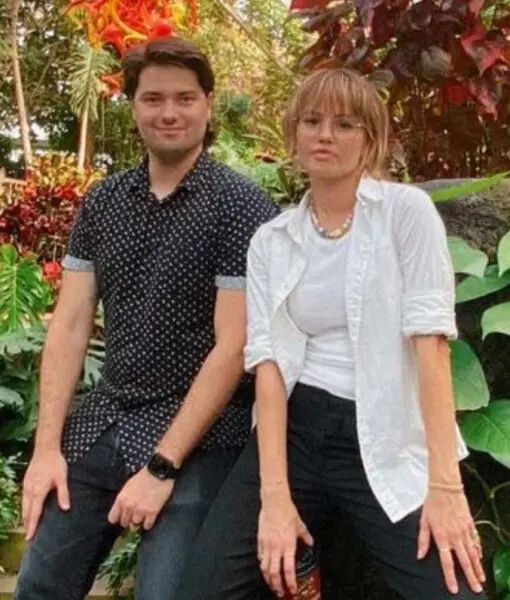 Debby Ryan con su hermano Chase Ryan 1 510x600