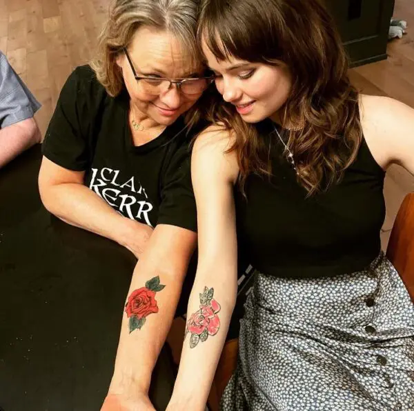 Debby Ryan con su madre Sandy Ryan 600x596