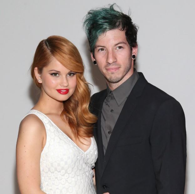 Debby Ryan con su marido Josh Dun en la imagen