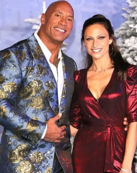 Dwayne Johnson con su esposa Lauren Hashian, imagen 476x600