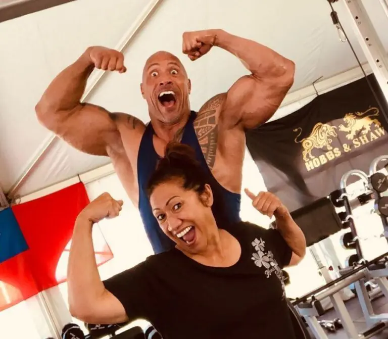 Dwayne Johnson con su madre Ata Johnson 768x671