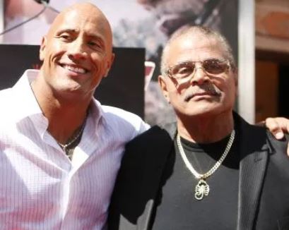 Dwayne Johnson con su padre Rocky Johnson