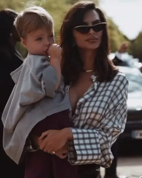 Emily Ratajkowski con su hijo Sylvester Apollo Bear 480x600