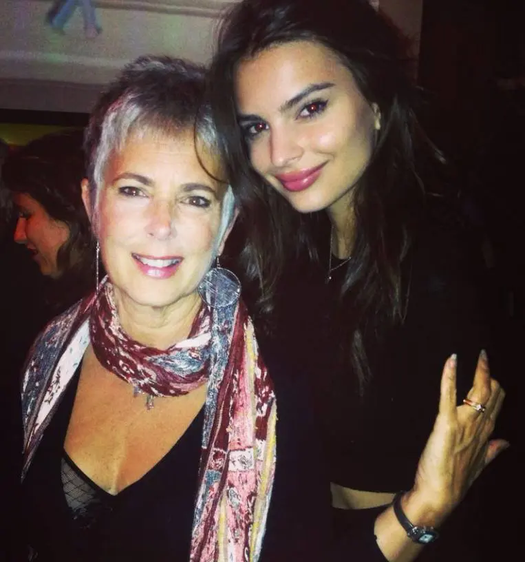 Emily Ratajkowski con su madre Kathleen Balgley