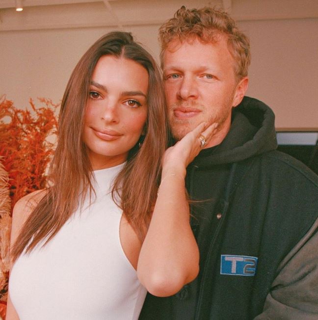 Emily Ratajkowski con su marido Sebastian Bear McClardd