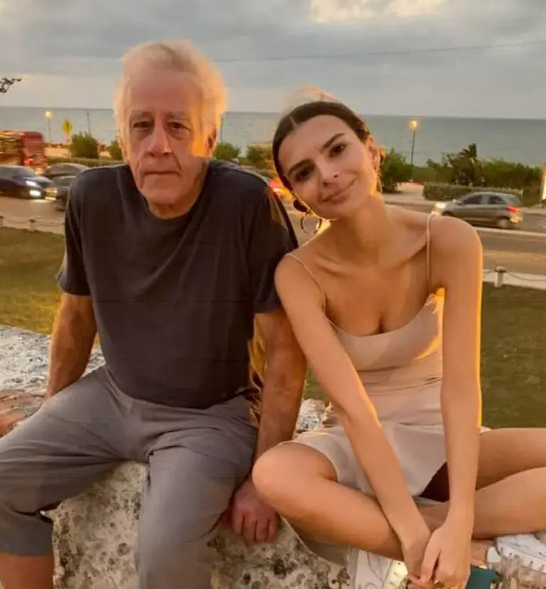 Emily Ratajkowski con su padre John David Ratajkowski 768x829