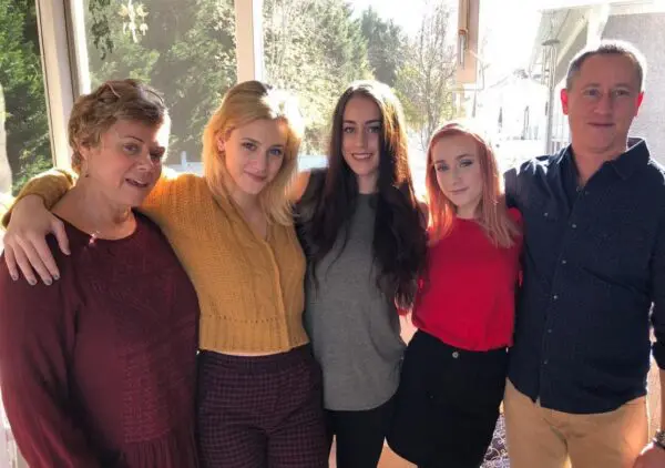 Familia Lili Reinhart 600x422