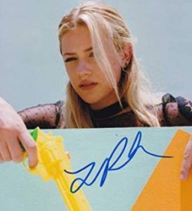 Firma de Lili Reinhart, 273 x 300