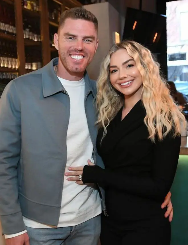 Freddie Freeman con su esposa Chelsea Freeman.jpgf