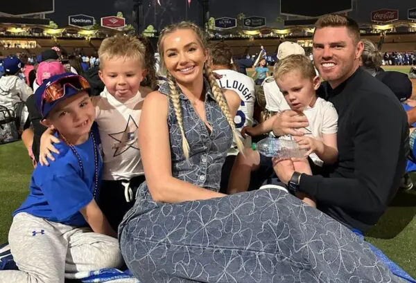 Freddie Freeman con su esposa y sus hijos 600x409
