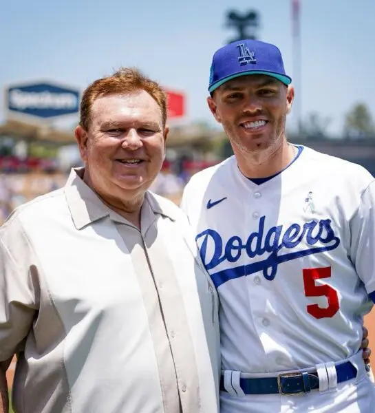 Freddie Freeman con su padre Fredrick Freeman 545x600