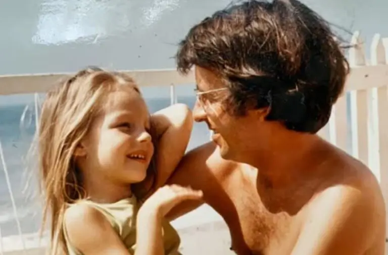 Helen Hunt con su padre en la infancia 768x505