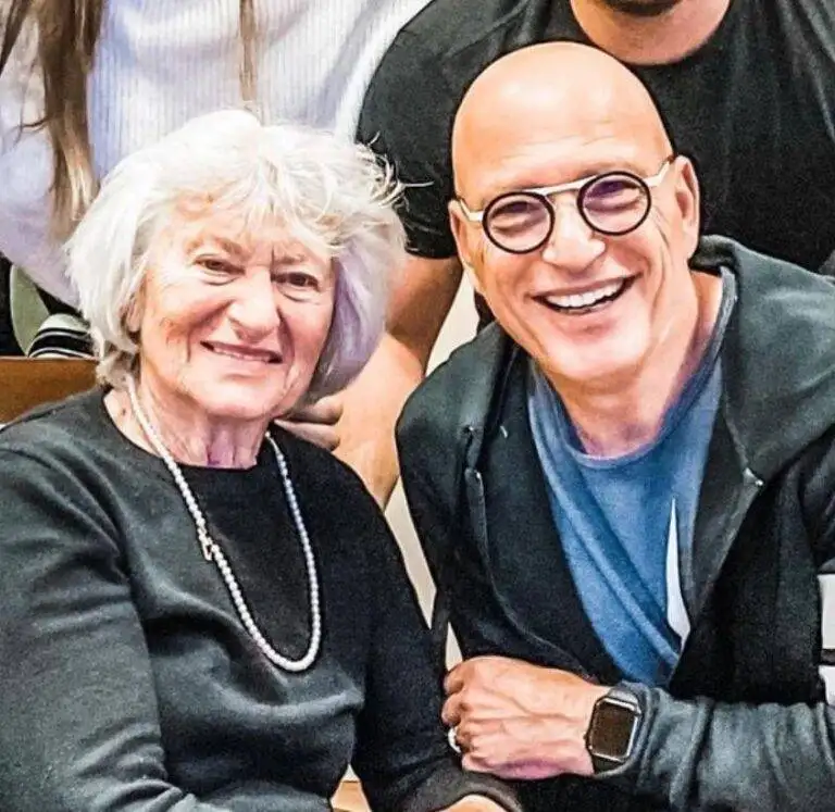 Howie Mandel con su madre Evy Mandel 768x747