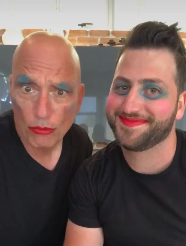 Howie Mandel haciendo un maquillaje divertido con su hijo Alex