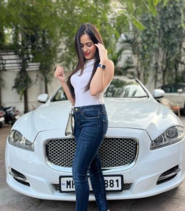 Jannat Zubair con su coche