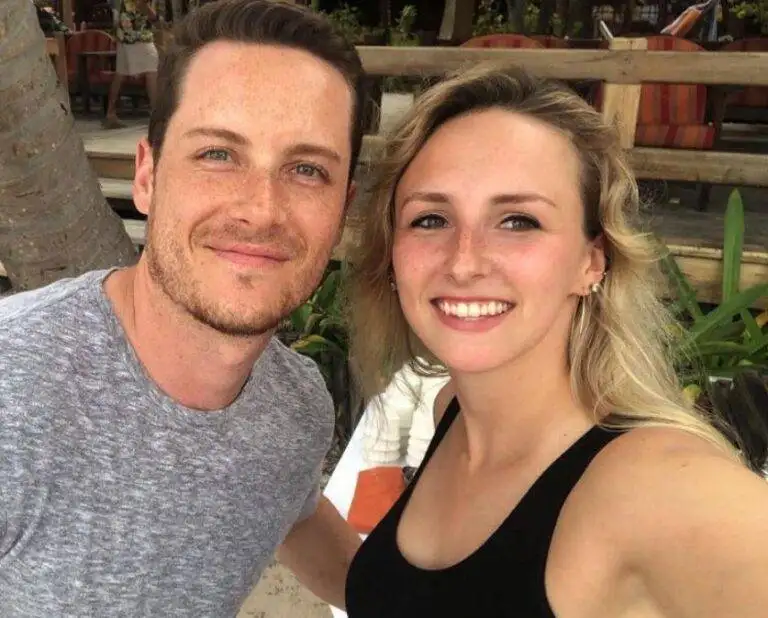 Jesse-Lee-Soffer-con-su-hermana-Jenna-Hindes-768x618