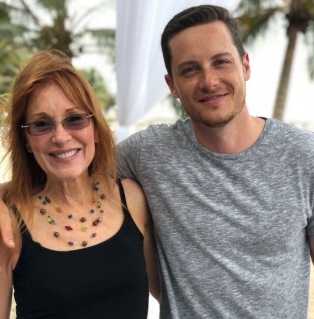 Jesse Lee Soffer con su madre Jill B. Hindes