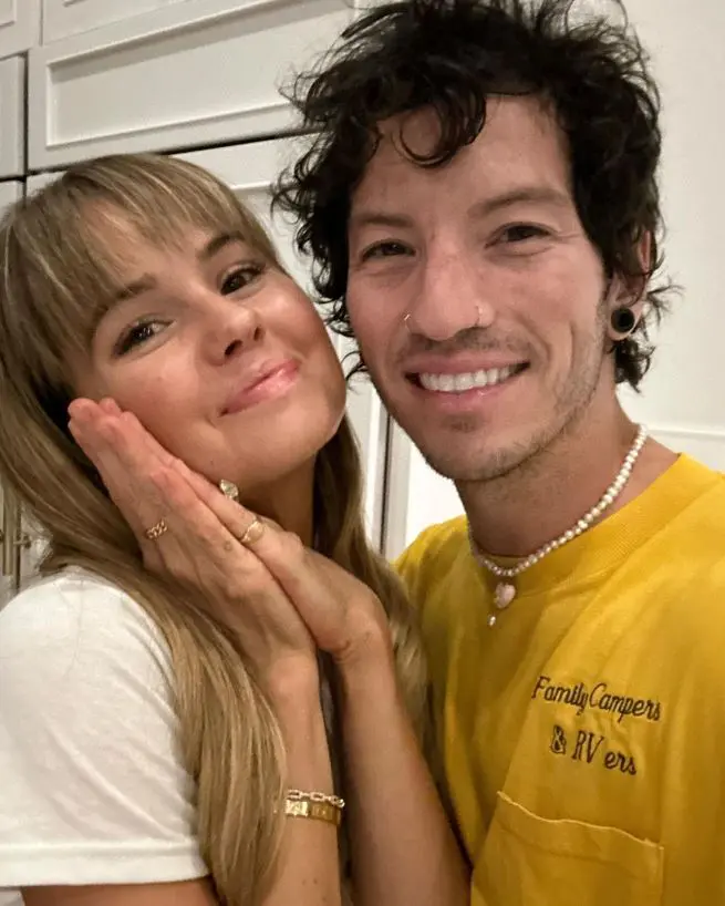 Josh Dun con su esposa Debby Ryan