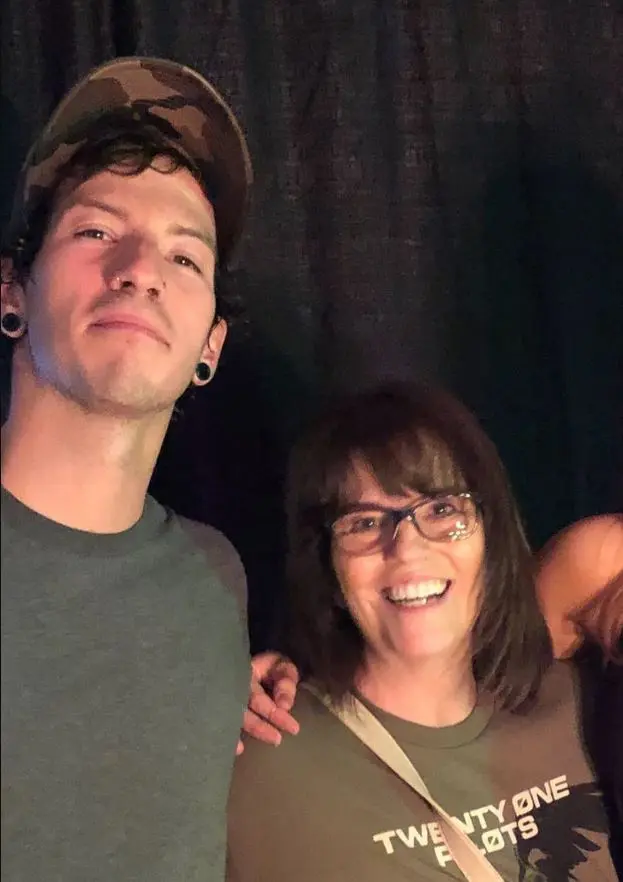 Josh Dun con su madre, Laura McCollum Dun