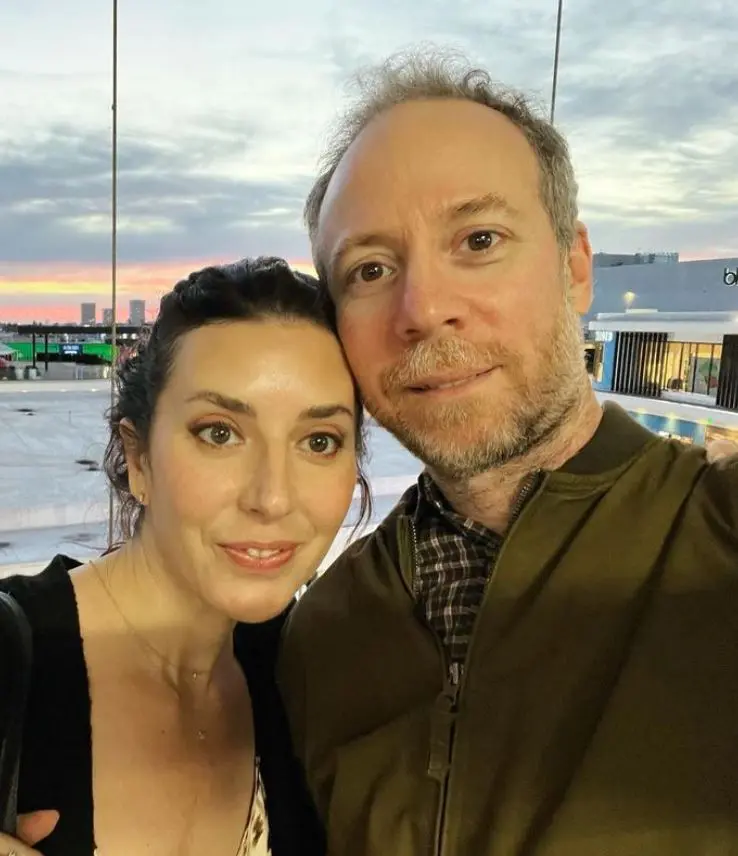 Kevin Sussman con su esposa Addie Hall