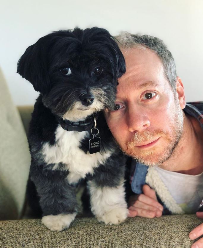 Kevin Sussman con su perro mascota