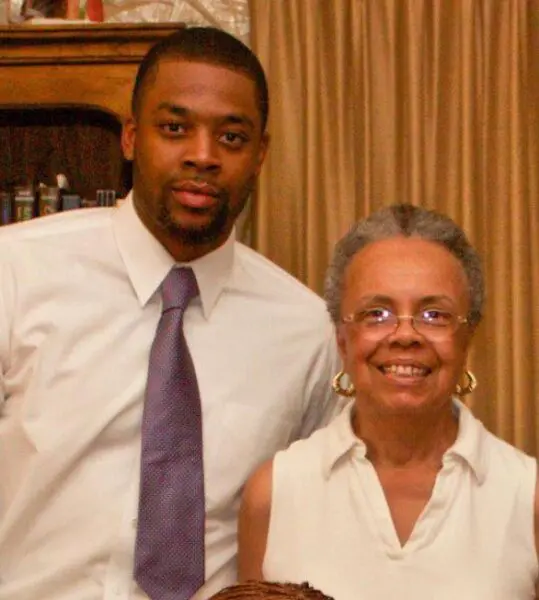 LaRoyce-Hawkins-con-su-abuela-Ruth-539x600